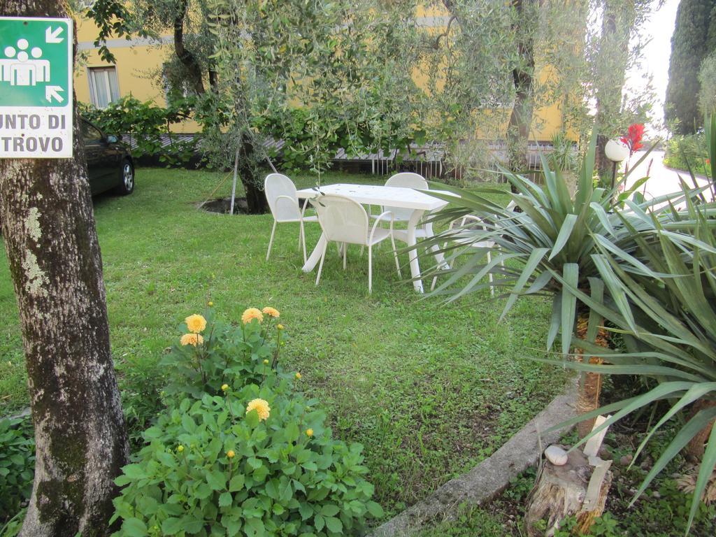 Hotel Carlo Brenzone sul Garda Bagian luar foto